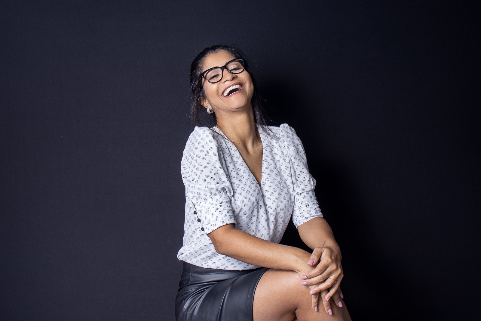 Mulher com material de leitura em maos